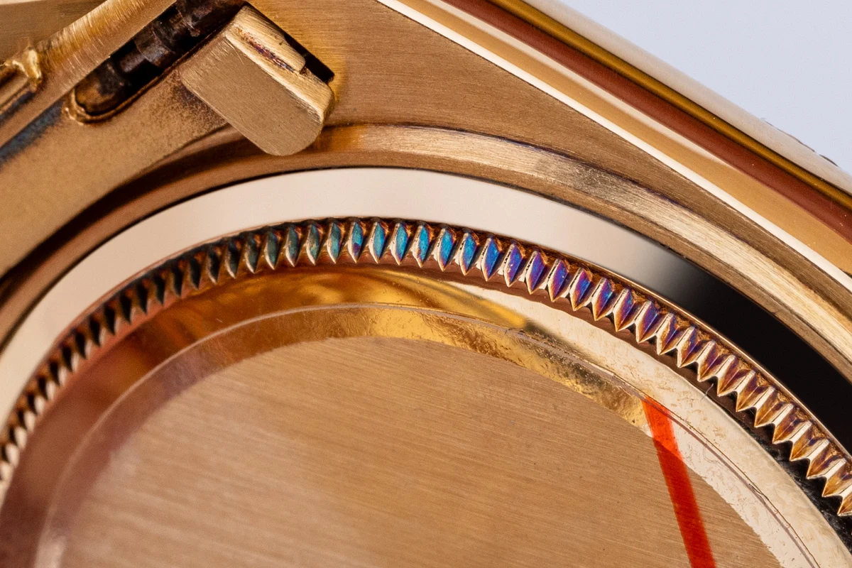Rolex Datejust 36 | REF. 1600 | Quadrante grigio | Oro giallo 18K | 1977 | Lunetta e bracciale con finitura testurizzata
