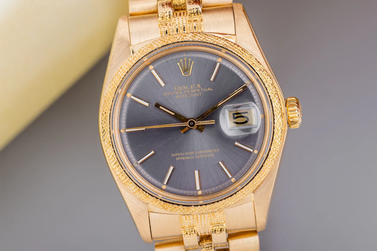Rolex Datejust 36 | REF. 1600 | Quadrante grigio | Oro giallo 18K | 1977 | Lunetta e bracciale con finitura testurizzata