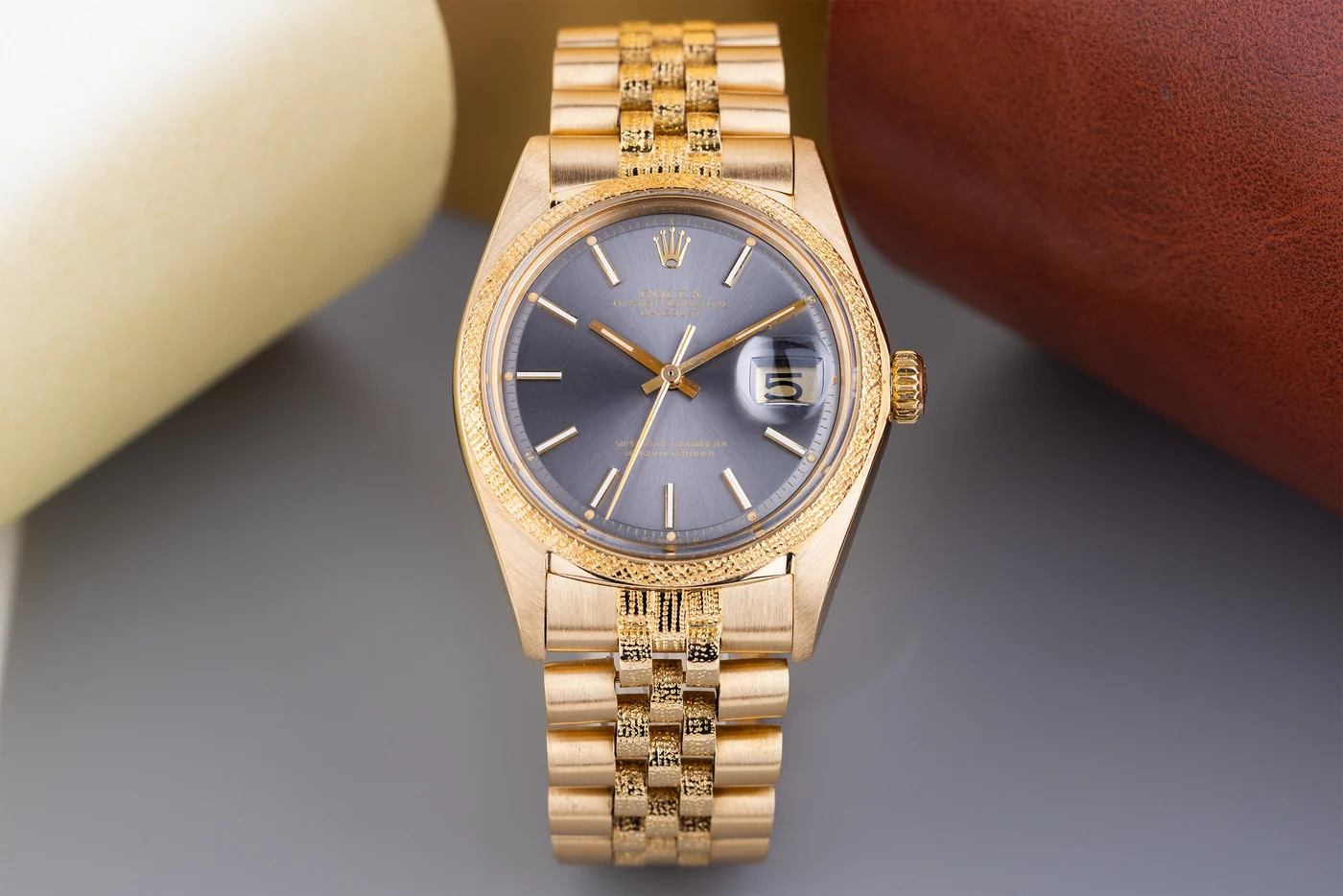 Rolex Datejust 36 | REF. 1600 | Quadrante grigio | Oro giallo 18K | 1977 | Lunetta e bracciale con finitura testurizzata