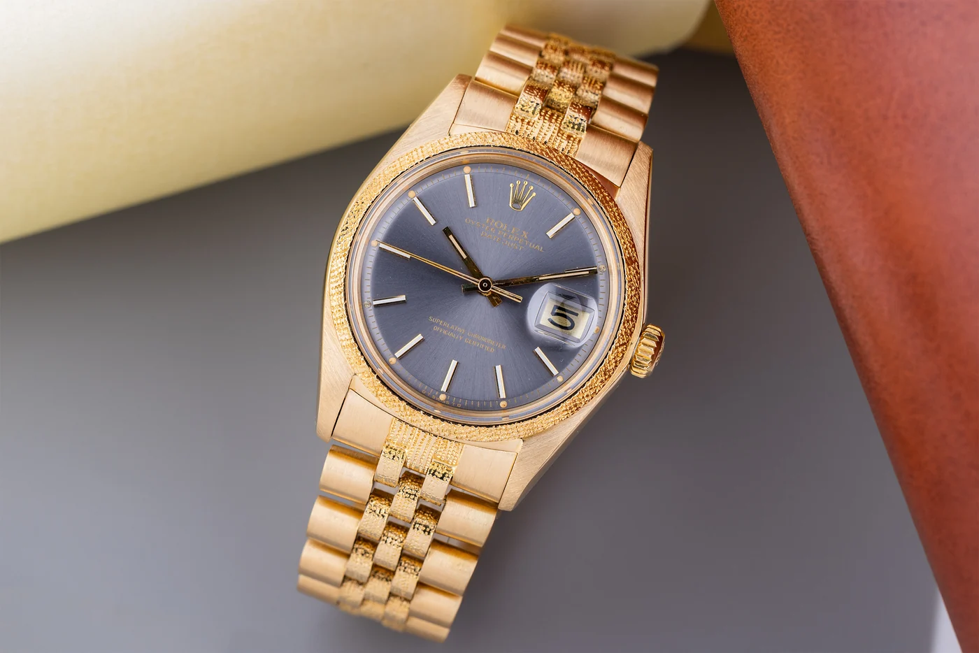 Rolex Datejust 36 | REF. 1600 | Quadrante grigio | Oro giallo 18K | 1977 | Lunetta e bracciale con finitura testurizzata