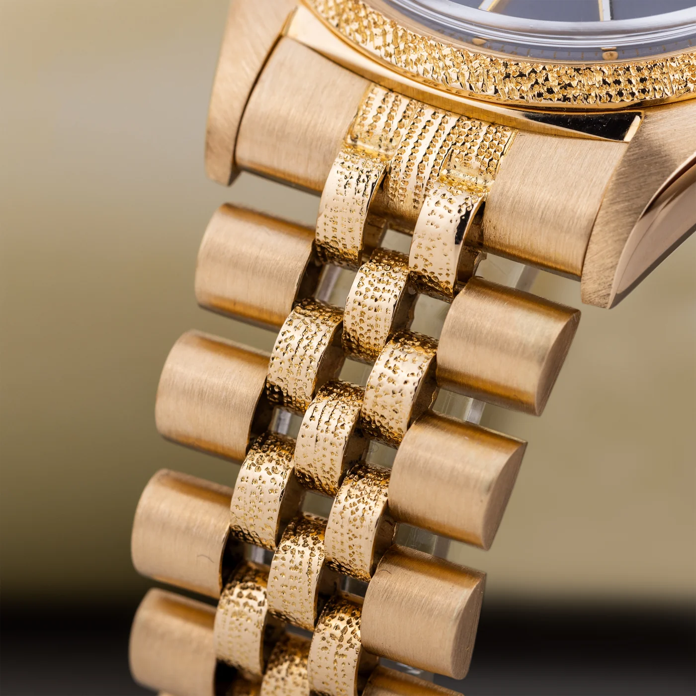 Rolex Datejust 36 | REF. 1600 | Quadrante grigio | Oro giallo 18K | 1977 | Lunetta e bracciale con finitura testurizzata