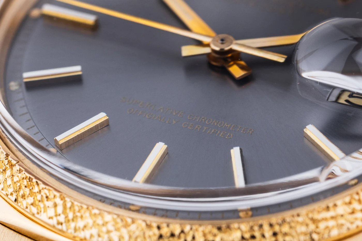 Rolex Datejust 36 | REF. 1600 | Quadrante grigio | Oro giallo 18K | 1977 | Lunetta e bracciale con finitura testurizzata
