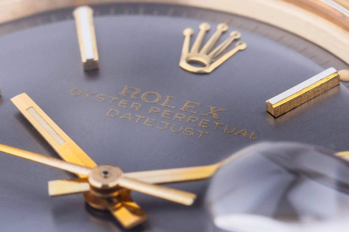 Rolex Datejust 36 | REF. 1600 | Quadrante grigio | Oro giallo 18K | 1977 | Lunetta e bracciale con finitura testurizzata