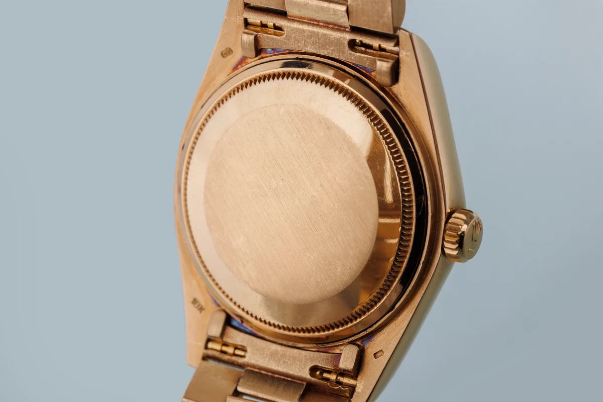Rolex Day-Date | Ref. 18078 | Quadrante “Stella” rosso ciliegia con diamanti | Finitura bark | Oro giallo 18 carati | 1979