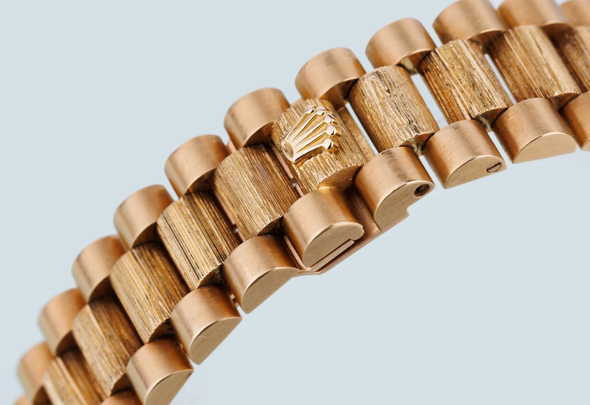 Rolex Day-Date | Ref. 18078 | Quadrante “Stella” rosso ciliegia con diamanti | Finitura bark | Oro giallo 18 carati | 1979