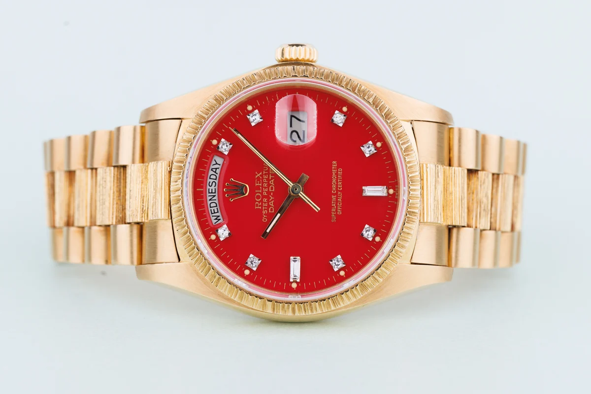 Rolex Day-Date | Ref. 18078 | Quadrante “Stella” rosso ciliegia con diamanti | Finitura bark | Oro giallo 18 carati | 1979