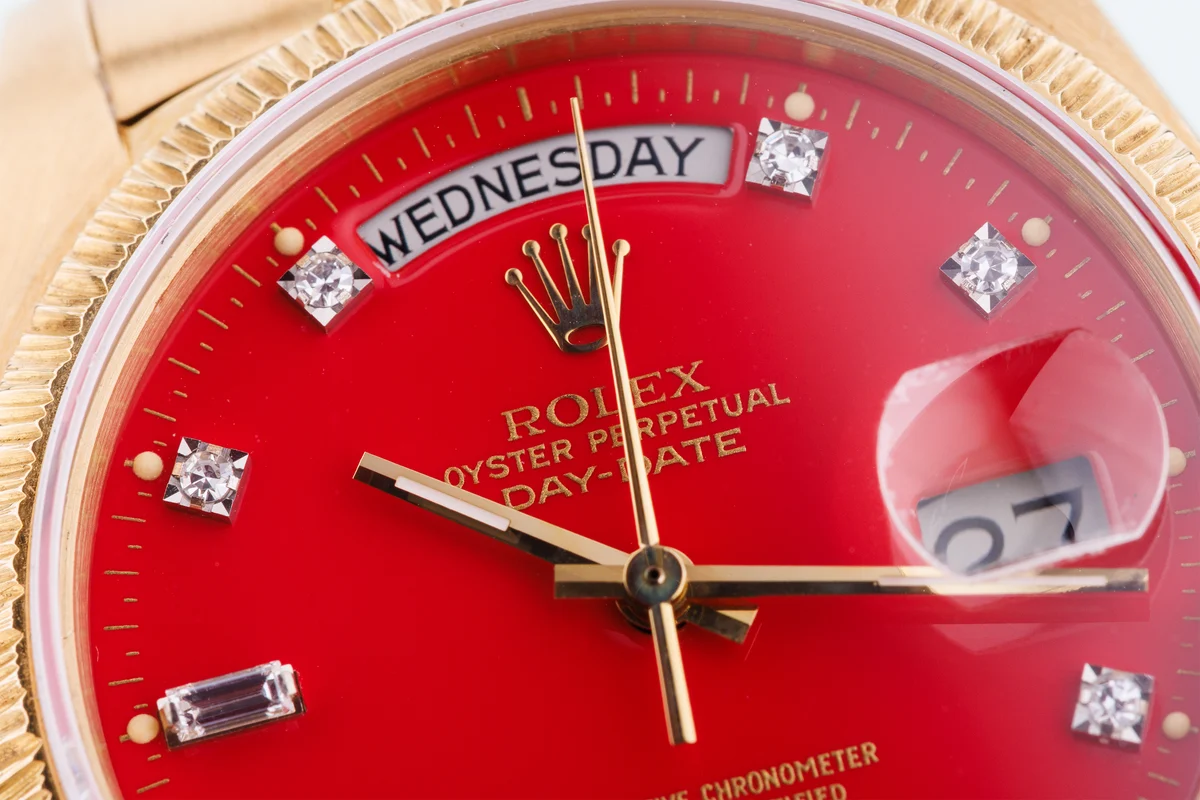 Rolex Day-Date | Ref. 18078 | Quadrante “Stella” rosso ciliegia con diamanti | Finitura bark | Oro giallo 18 carati | 1979