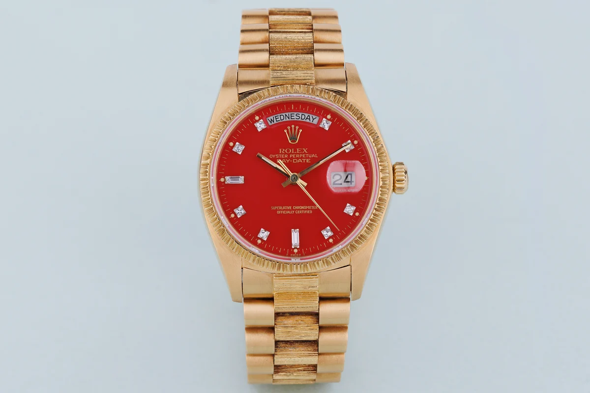 Rolex Day-Date | Ref. 18078 | Quadrante “Stella” rosso ciliegia con diamanti | Finitura bark | Oro giallo 18 carati | 1979