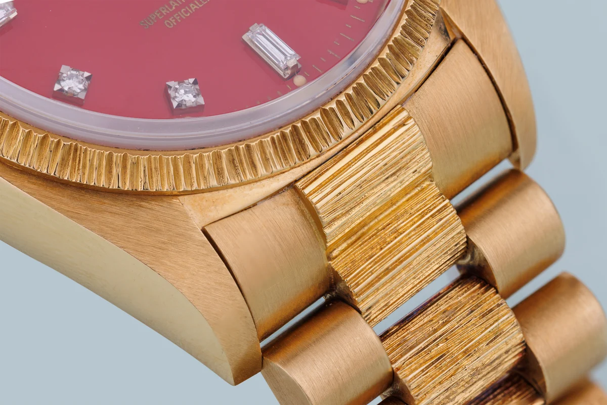 Rolex Day-Date | Ref. 18078 | Quadrante “Stella” rosso ciliegia con diamanti | Finitura bark | Oro giallo 18 carati | 1979