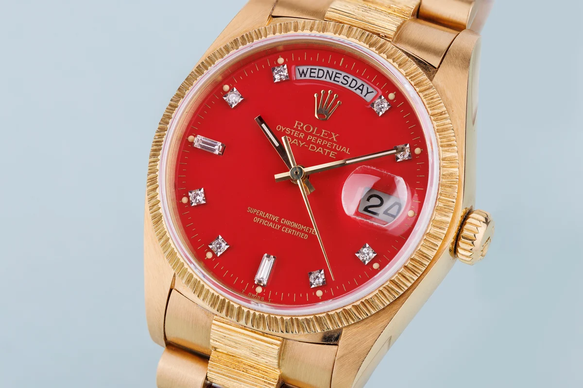Rolex Day-Date | Ref. 18078 | Quadrante “Stella” rosso ciliegia con diamanti | Finitura bark | Oro giallo 18 carati | 1979