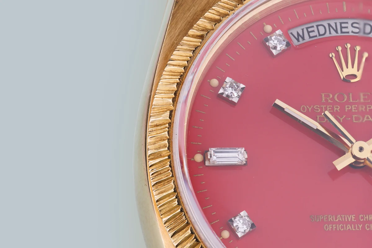 Rolex Day-Date | Ref. 18078 | Quadrante “Stella” rosso ciliegia con diamanti | Finitura bark | Oro giallo 18 carati | 1979
