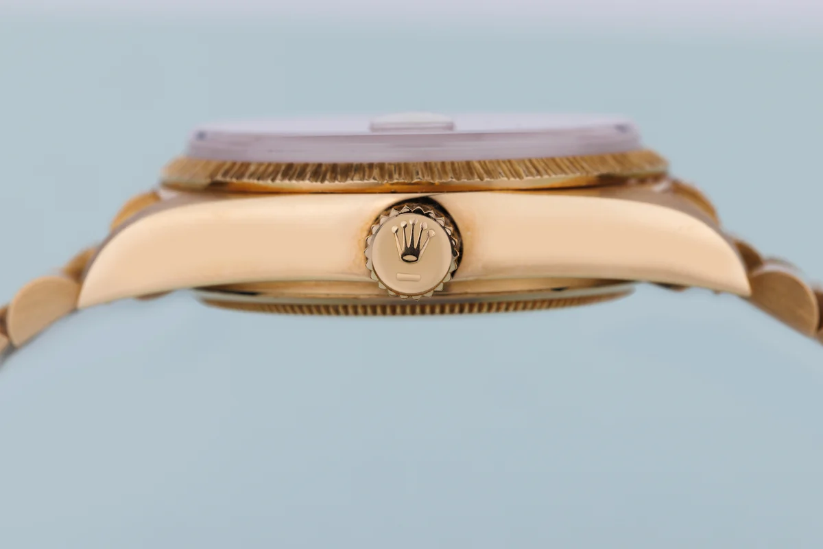 Rolex Day-Date | Ref. 18078 | Quadrante “Stella” rosso ciliegia con diamanti | Finitura bark | Oro giallo 18 carati | 1979