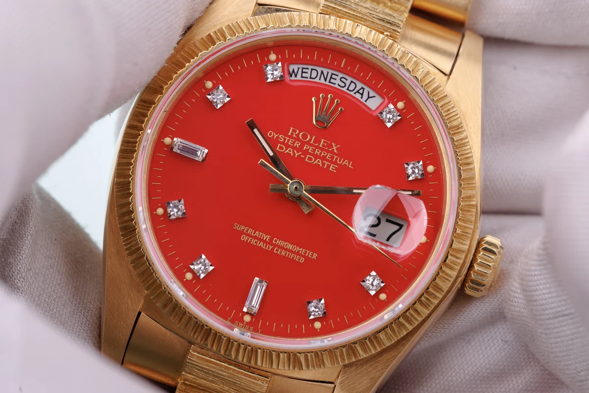 Rolex Day-Date | Ref. 18078 | Quadrante “Stella” rosso ciliegia con diamanti | Finitura bark | Oro giallo 18 carati | 1979