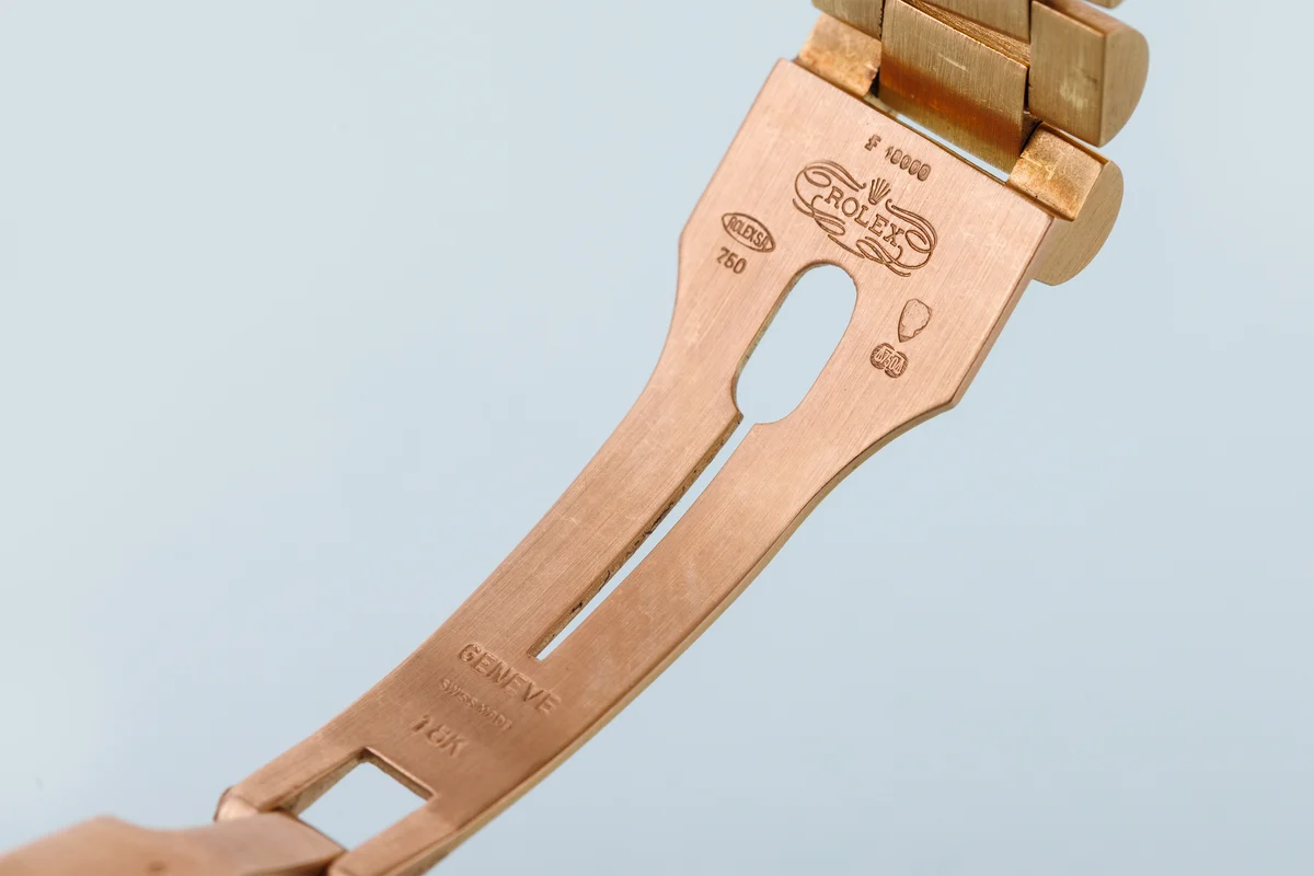 Rolex Day-Date | Ref. 18078 | Quadrante “Stella” rosso ciliegia con diamanti | Finitura bark | Oro giallo 18 carati | 1979