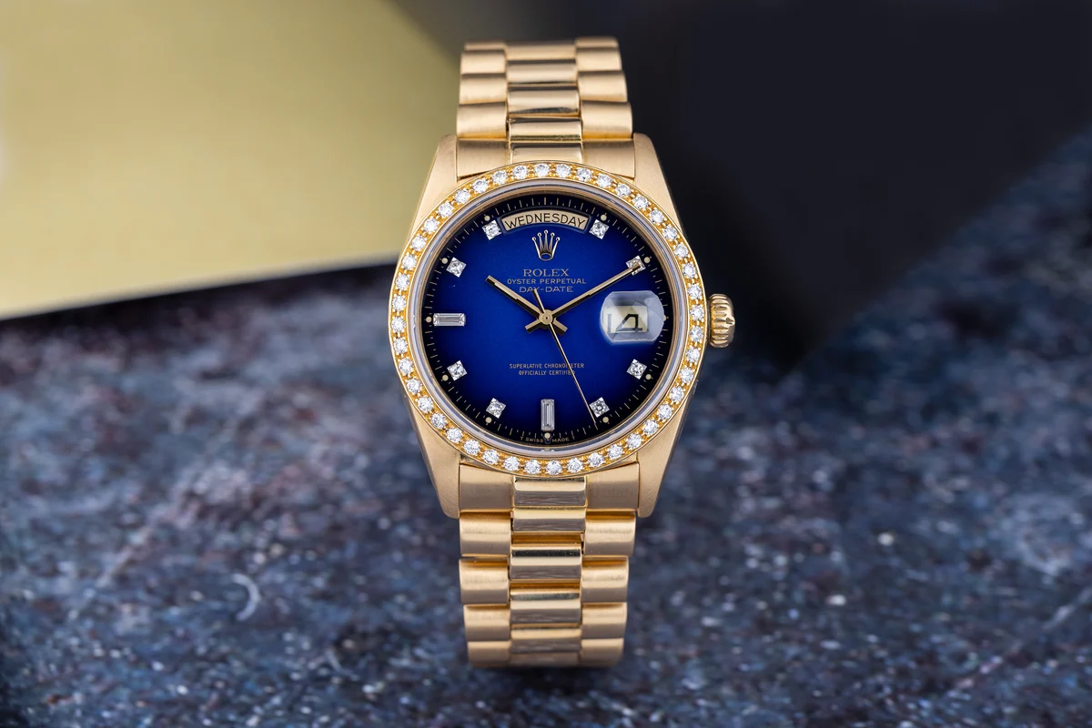 Rolex Day-Date | REF. 18048 | Quadrante blu ombré con diamanti e lunetta con diamanti | 1979 | Oro giallo 18K