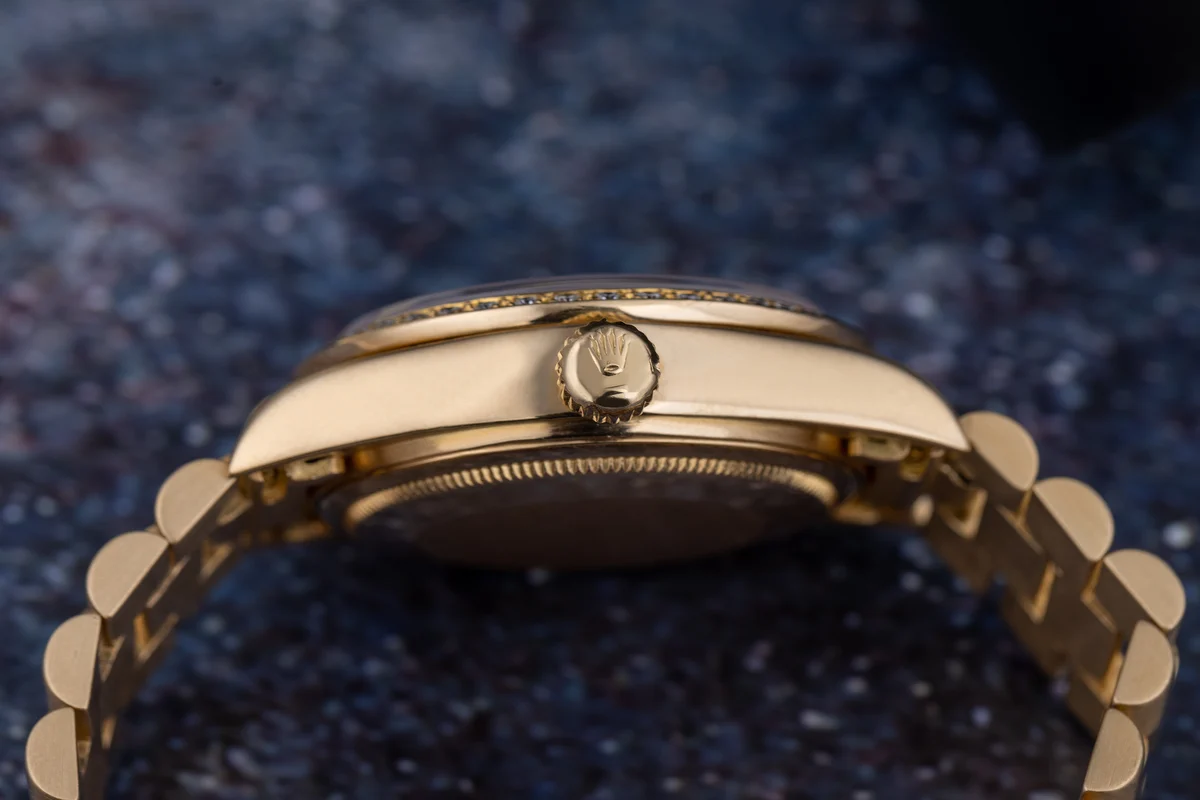 Rolex Day-Date | REF. 18048 | Quadrante blu ombré con diamanti e lunetta con diamanti | 1979 | Oro giallo 18K