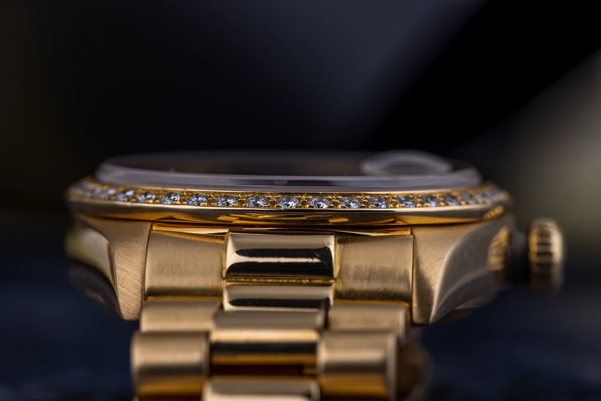 Rolex Day-Date | REF. 18048 | Quadrante blu ombré con diamanti e lunetta con diamanti | 1979 | Oro giallo 18K