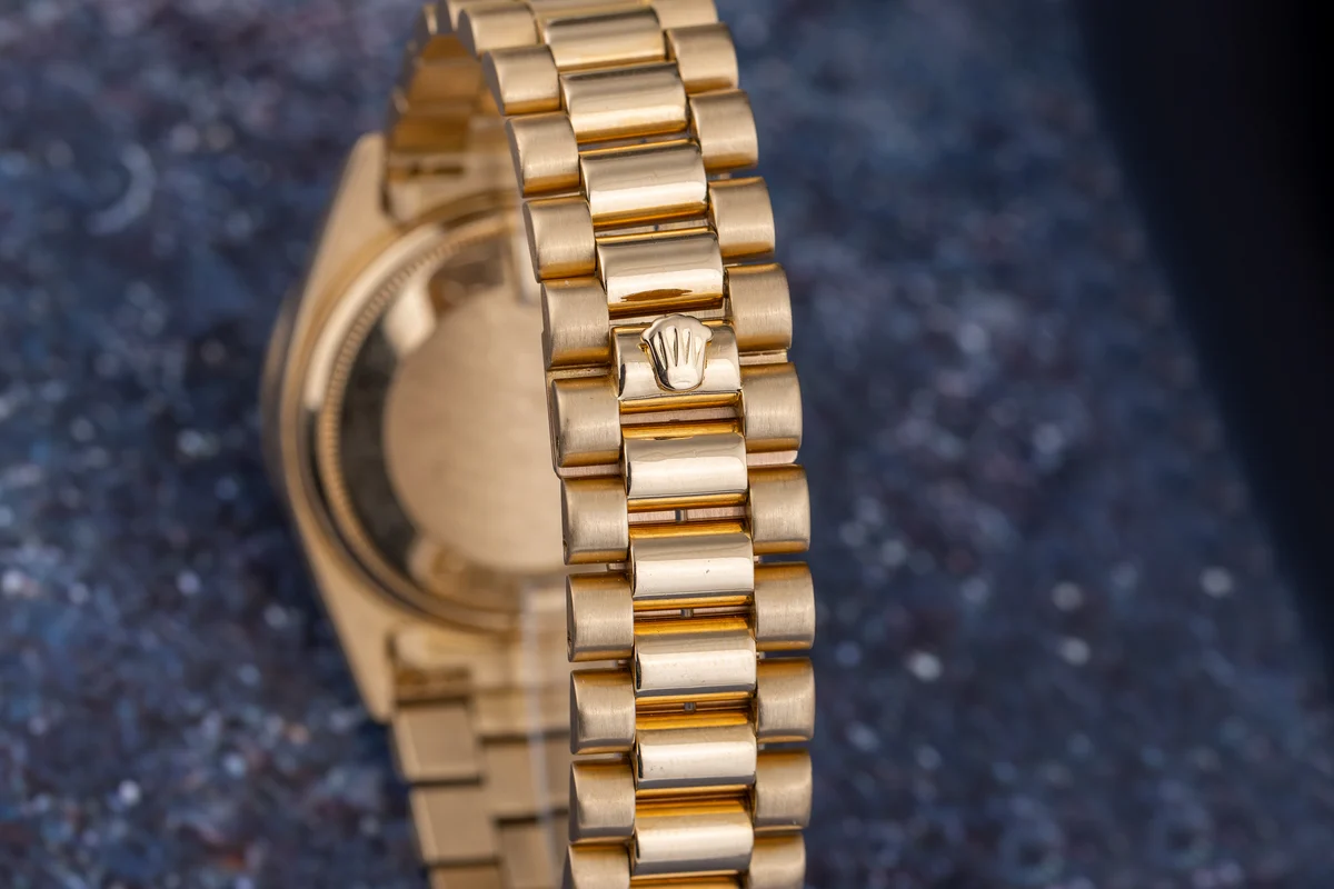 Rolex Day-Date | REF. 18048 | Quadrante blu ombré con diamanti e lunetta con diamanti | 1979 | Oro giallo 18K