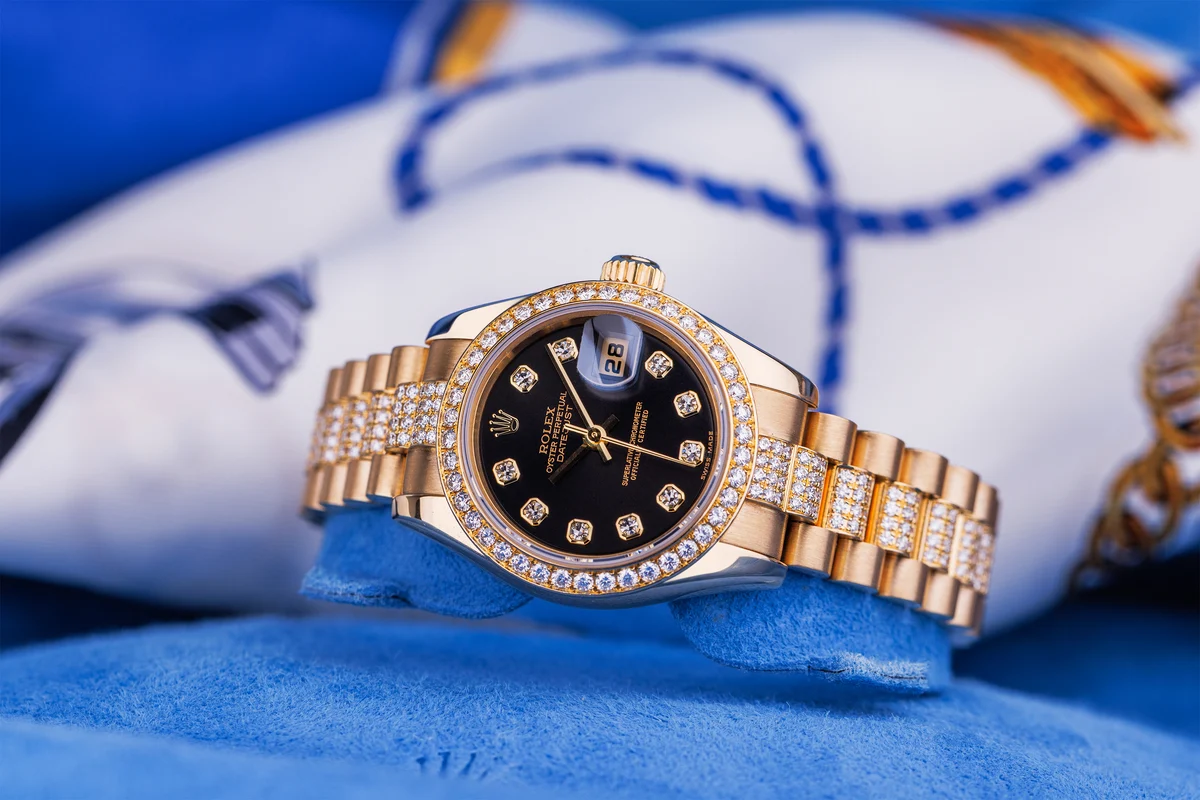 Rolex Lady-Datejust 26 mm | Ref. 179138 | Quadrante nero con diamanti e bracciale con diamanti | Oro giallo 18 carati | Scatola e documenti originali | 2004