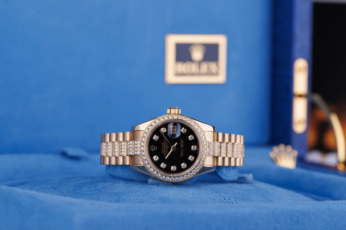 Rolex Lady-Datejust 26 mm | Ref. 179138 | Quadrante nero con diamanti e bracciale con diamanti | Oro giallo 18 carati | Scatola e documenti originali | 2004