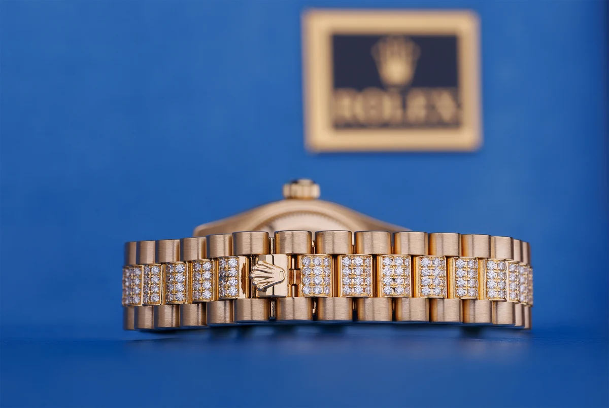 Rolex Lady-Datejust 26 mm | Ref. 179138 | Quadrante nero con diamanti e bracciale con diamanti | Oro giallo 18 carati | Scatola e documenti originali | 2004
