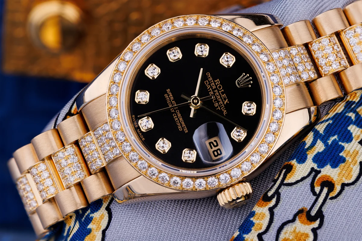 Rolex Lady-Datejust 26 mm | Ref. 179138 | Quadrante nero con diamanti e bracciale con diamanti | Oro giallo 18 carati | Scatola e documenti originali | 2004