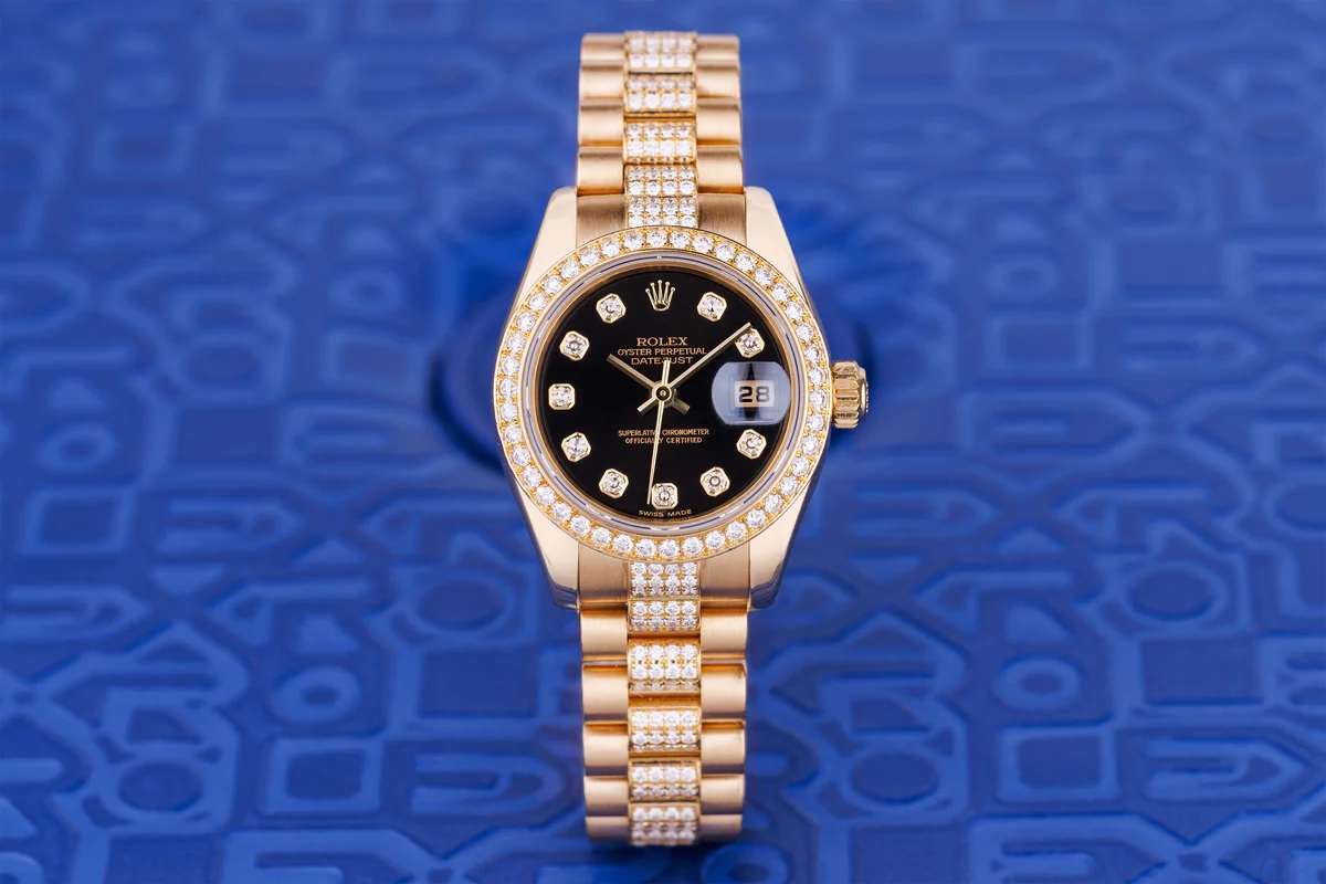 Rolex Lady-Datejust 26 mm | Ref. 179138 | Quadrante nero con diamanti e bracciale con diamanti | Oro giallo 18 carati | Scatola e documenti originali | 2004
