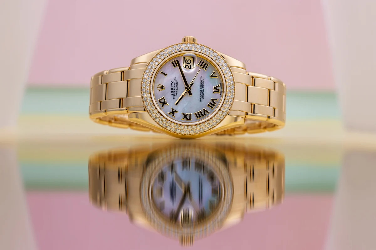 Rolex Pearlmaster Datejust 34 | REF. 81338 | Quadrante in madreperla con numeri romani | Lunetta a doppia fila di diamanti | Scatola e documenti originali | 2012 | Oro giallo 18K