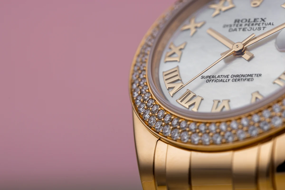 Rolex Pearlmaster Datejust 34 | REF. 81338 | Quadrante in madreperla con numeri romani | Lunetta a doppia fila di diamanti | Scatola e documenti originali | 2012 | Oro giallo 18K