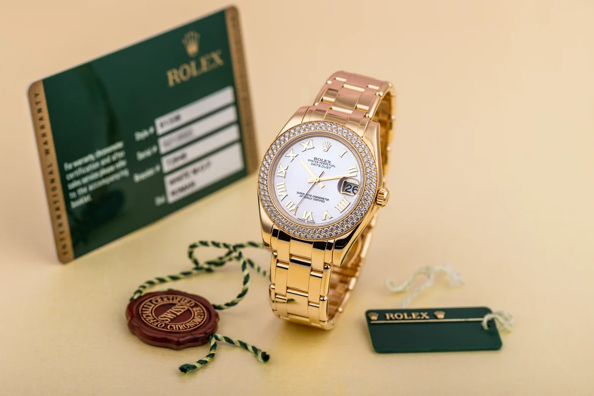 Rolex Pearlmaster Datejust 34 | REF. 81338 | Quadrante in madreperla con numeri romani | Lunetta a doppia fila di diamanti | Scatola e documenti originali | 2012 | Oro giallo 18K