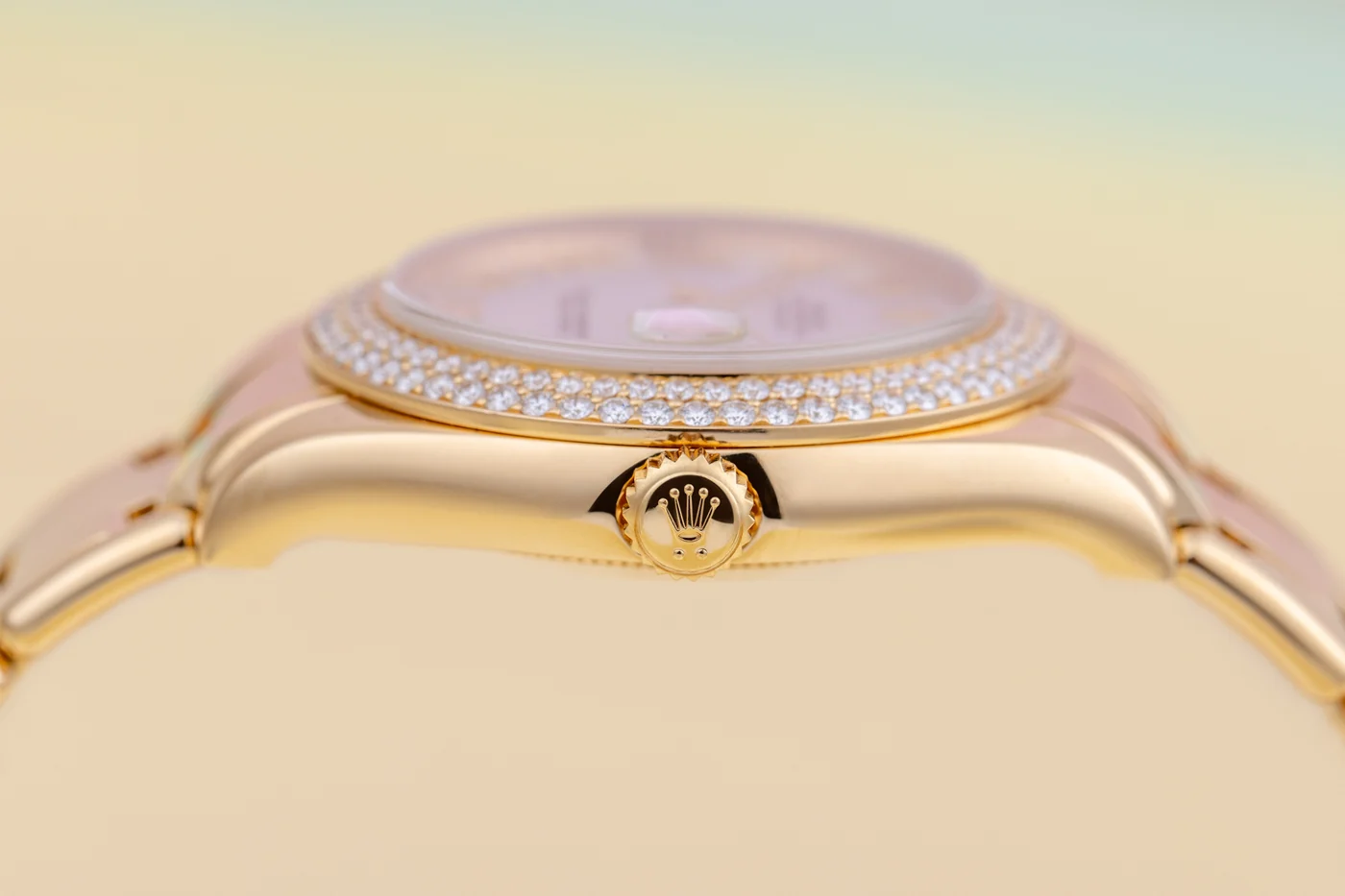 Rolex Pearlmaster Datejust 34 | REF. 81338 | Quadrante in madreperla con numeri romani | Lunetta a doppia fila di diamanti | Scatola e documenti originali | 2012 | Oro giallo 18K
