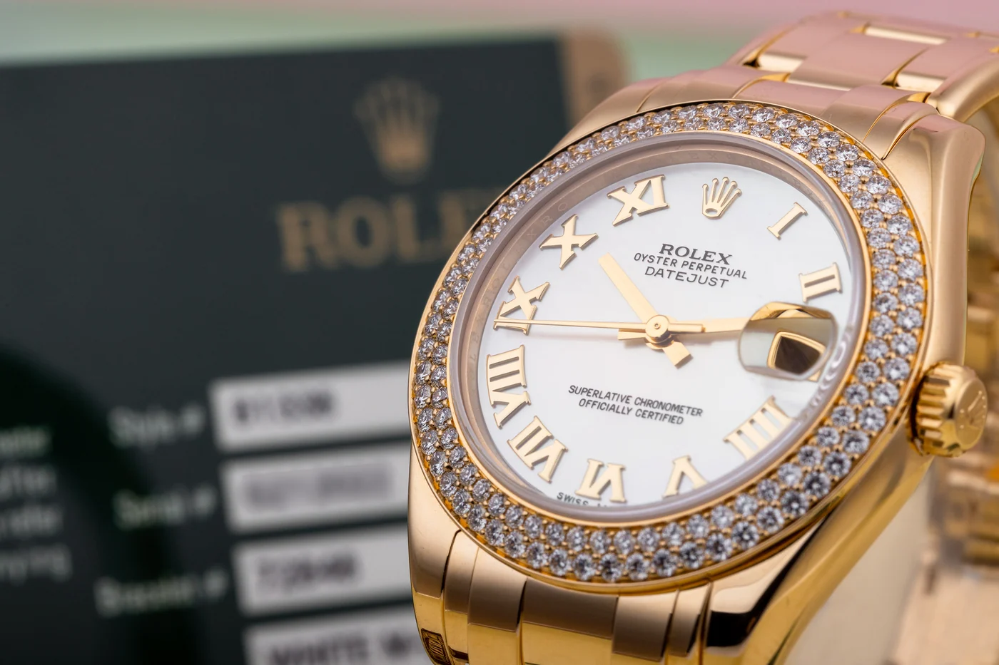 Rolex Pearlmaster Datejust 34 | REF. 81338 | Quadrante in madreperla con numeri romani | Lunetta a doppia fila di diamanti | Scatola e documenti originali | 2012 | Oro giallo 18K