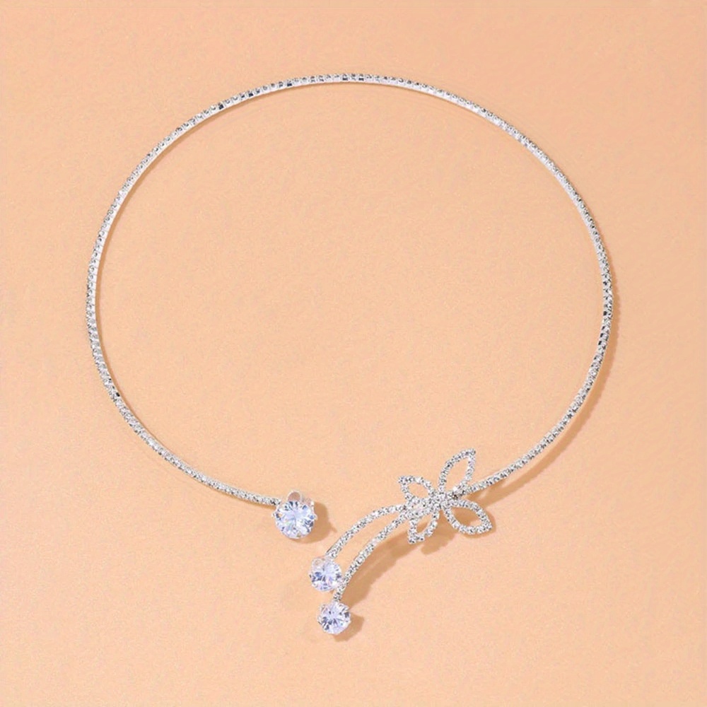 Delicati glitter regolabili in argento con diamanti artificiali Girocollo rotondo in cristallo Collana a catena a forma di farfalla Accessori di gioielli eleganti Regali per uomini e donne