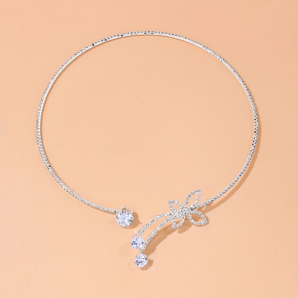 Delicati glitter regolabili in argento con diamanti artificiali Girocollo rotondo in cristallo Collana a catena a forma di farfalla Accessori di gioielli eleganti Regali per uomini e donne