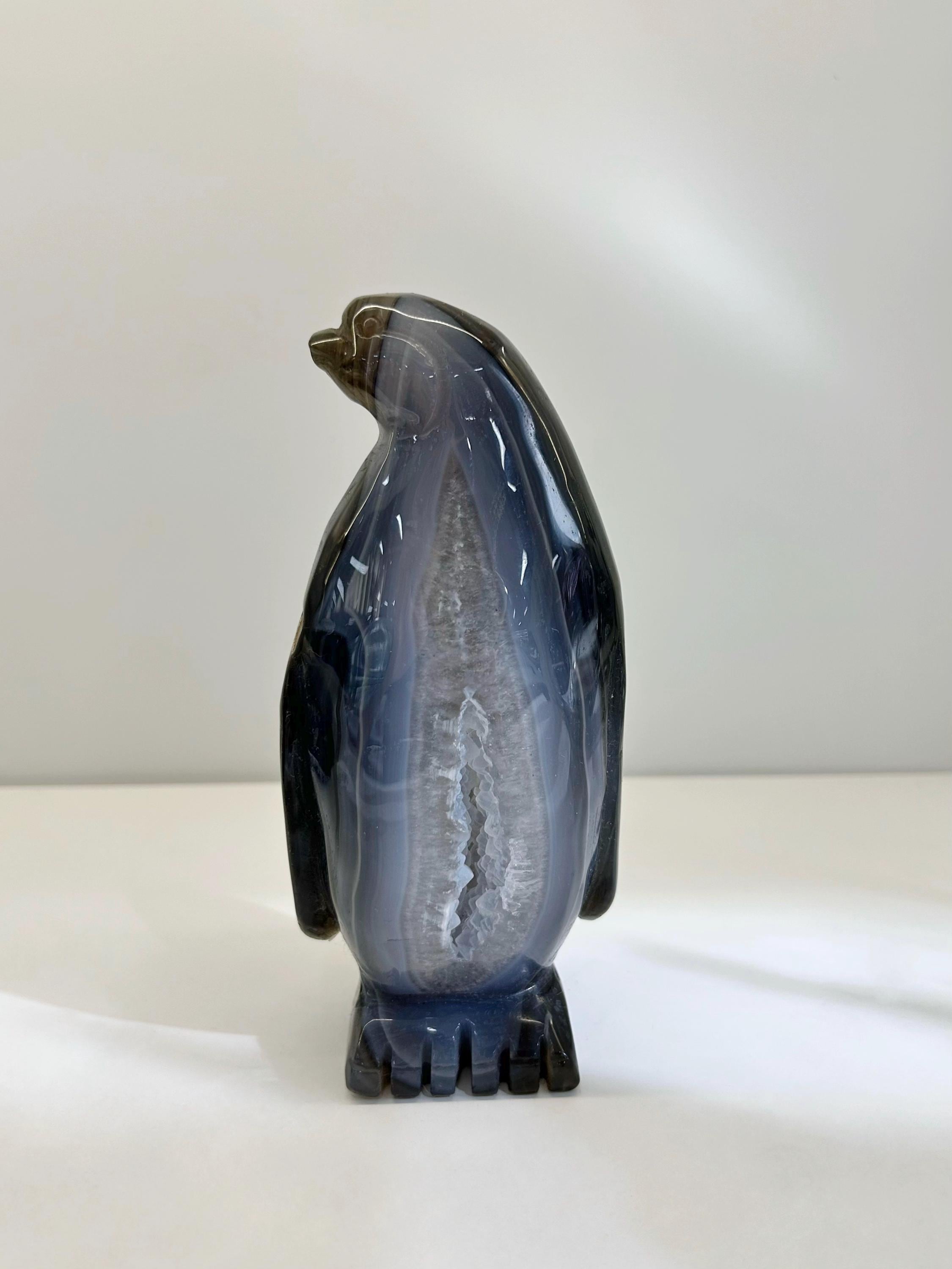 Natural Agate Geode Penguin Carving – Hand-Carved Crystal Animal Statue for Home Decor & Reiki Healing