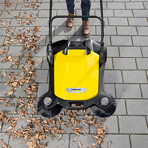 The Kärcher S 6 Twin is used for sweeping leaves in fall season