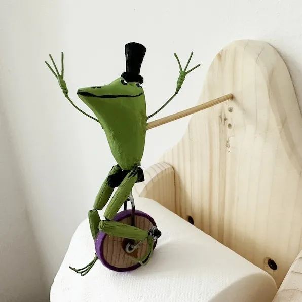🐸Toilet Paper Holder - Frog On Unicycle