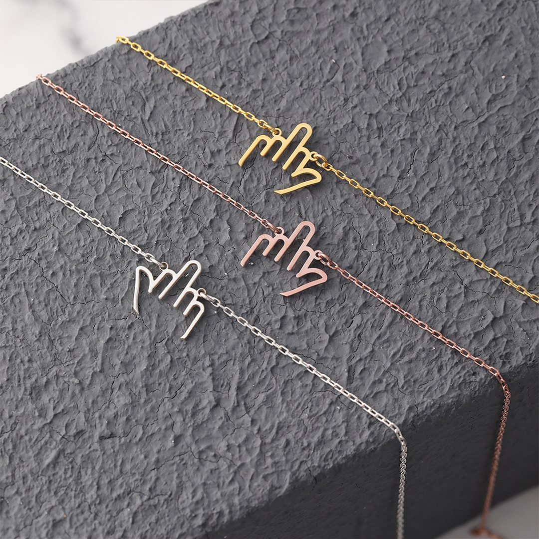Hollow middle finger necklace