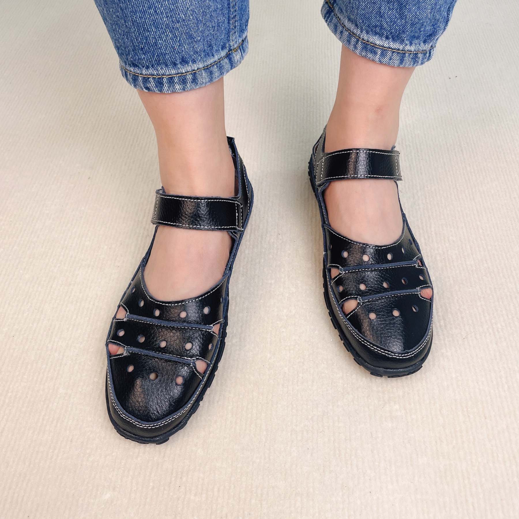 Women's Hollow Hook Flat Sandals 2: Comfort & Style in Every Step