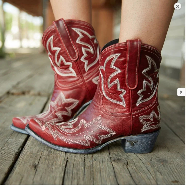 utumn and winter new embroidered short tube Martin boots thick middle