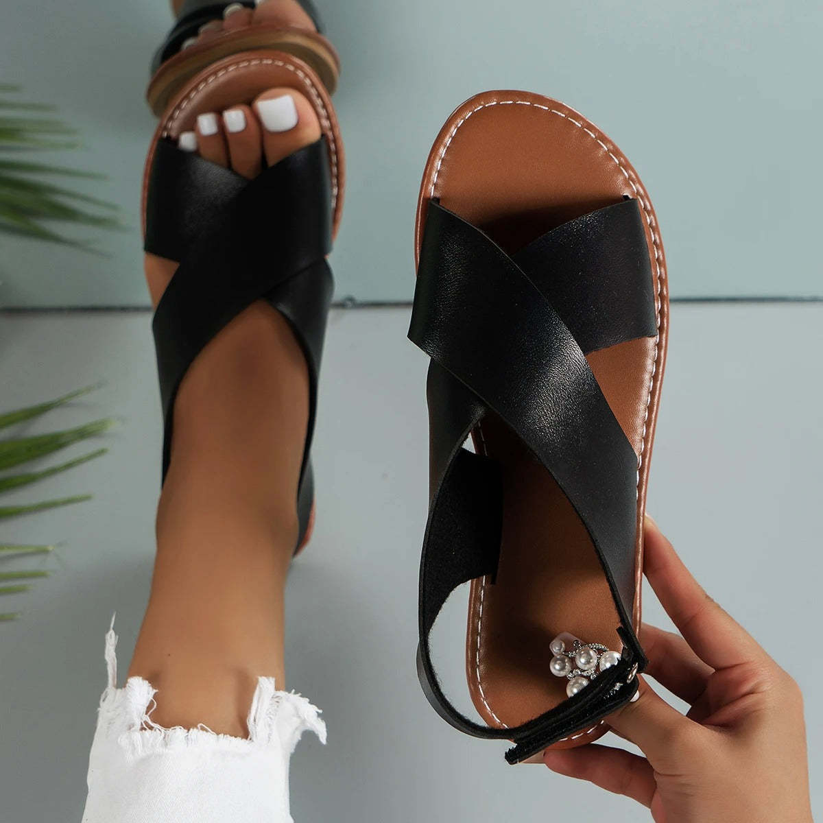Ladies leather sandals with buckle
