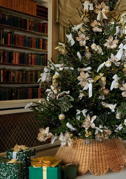 Rattan tree skirt