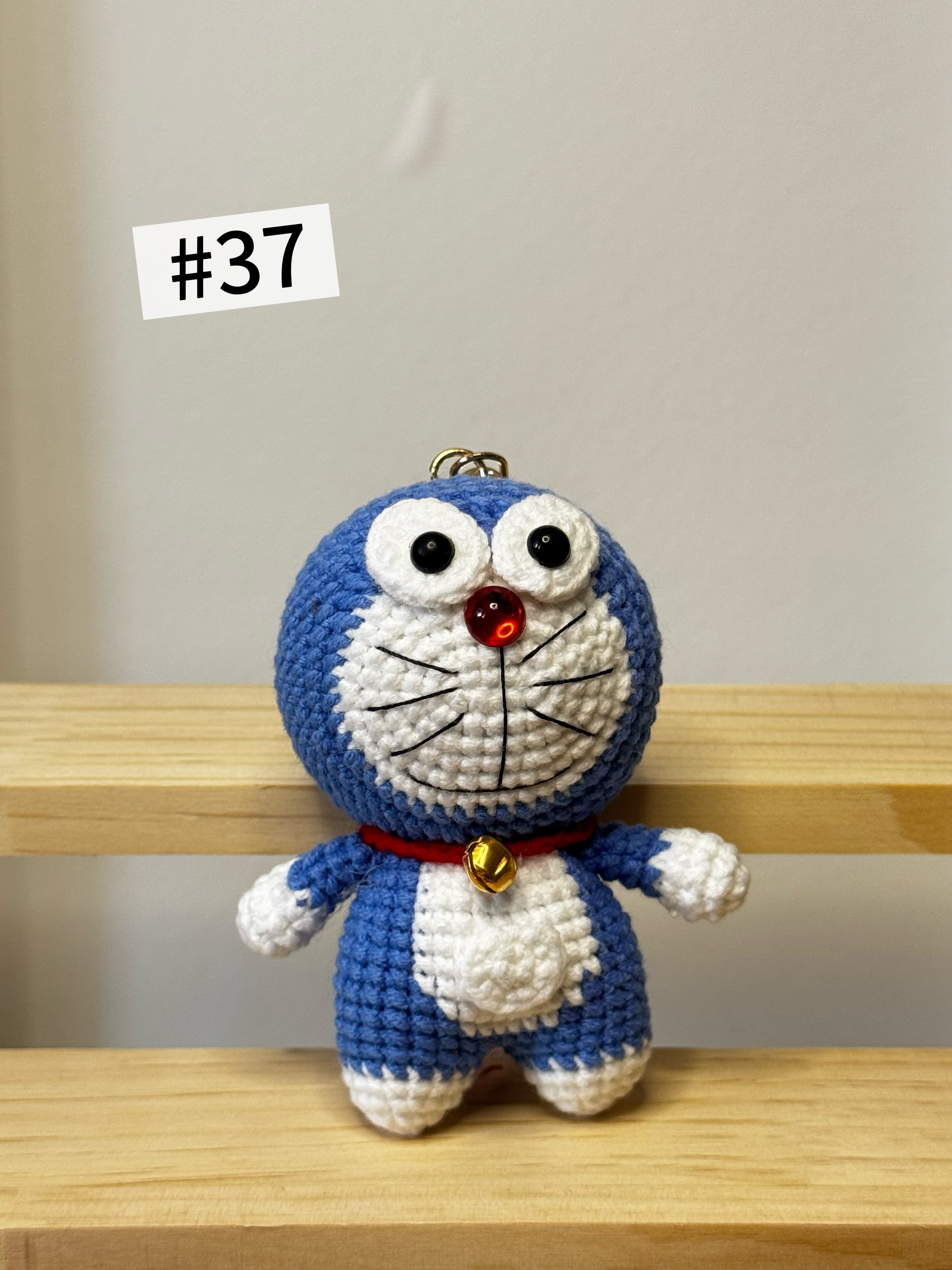 Hand-knitted series of small motors using pure hand-knitting techniques.