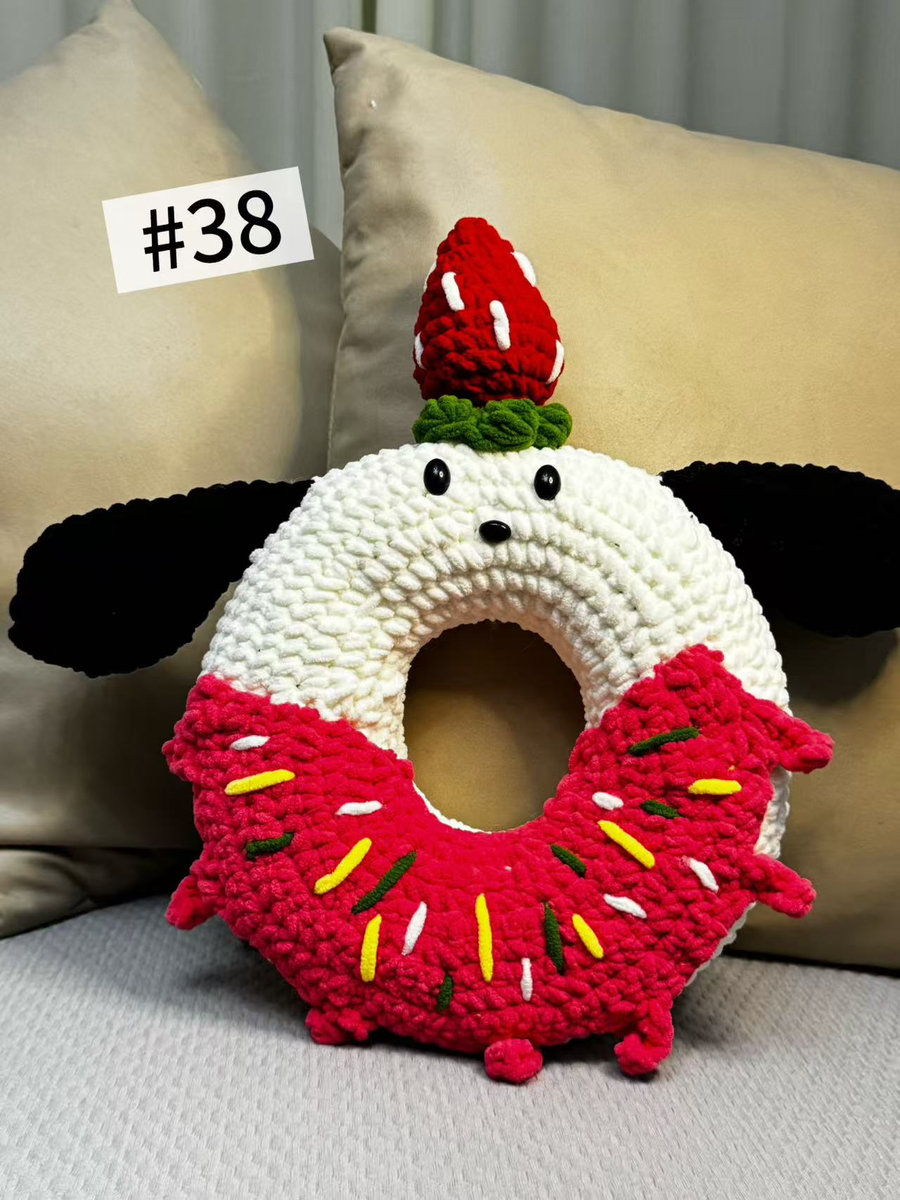 Hand-knitted series of small motors using pure hand-knitting techniques.