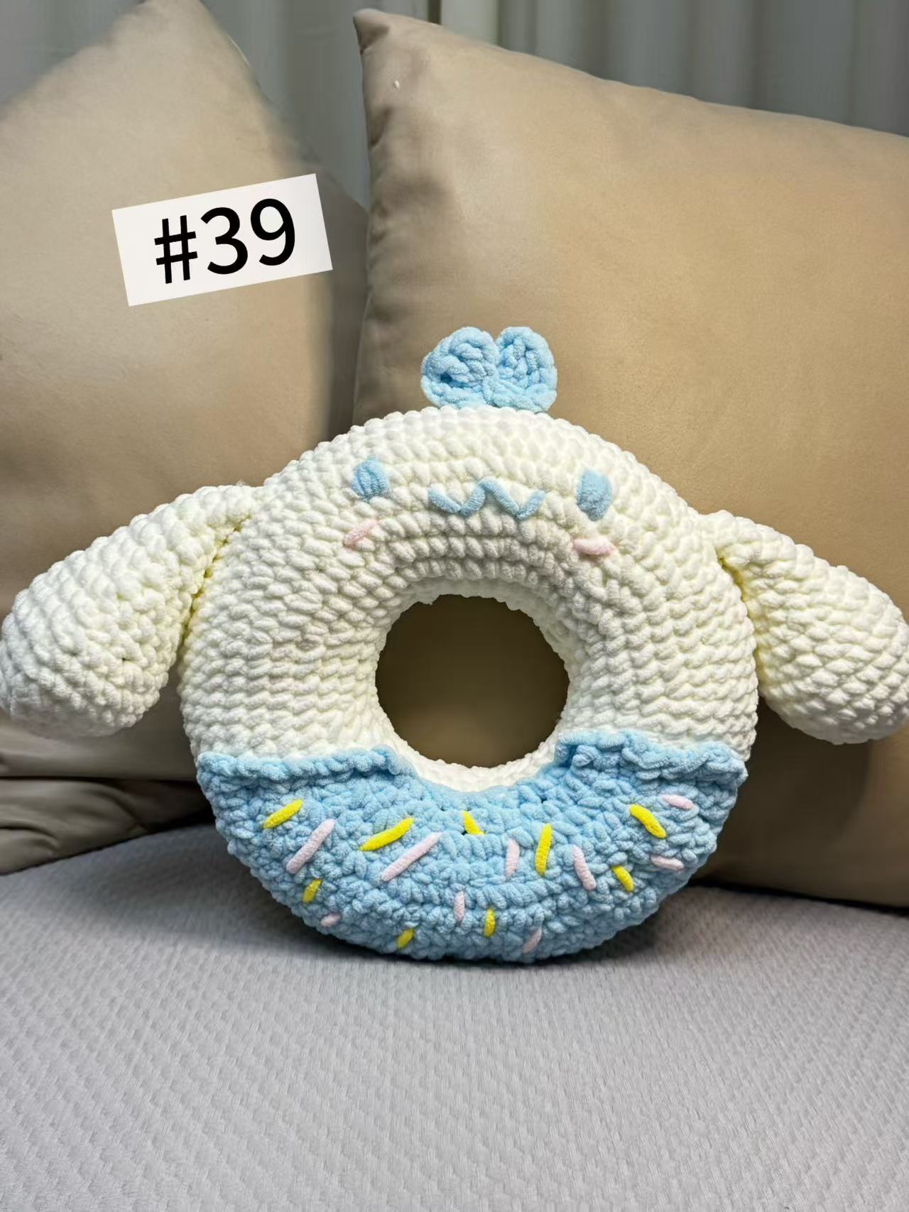 Hand-knitted series of small motors using pure hand-knitting techniques.