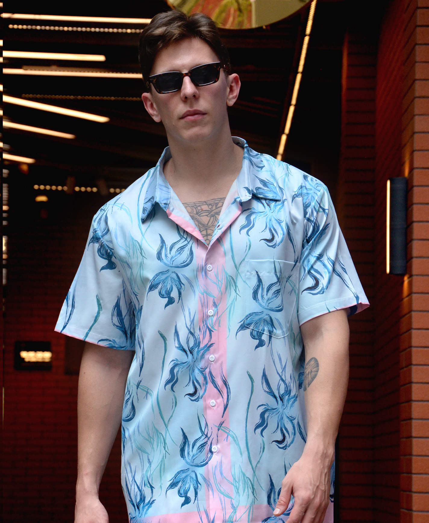 Men's Floral Print Short Sleeve Button Down Shirt, Blue and Pink Hawaiian Pattern, Casual Summer Wear