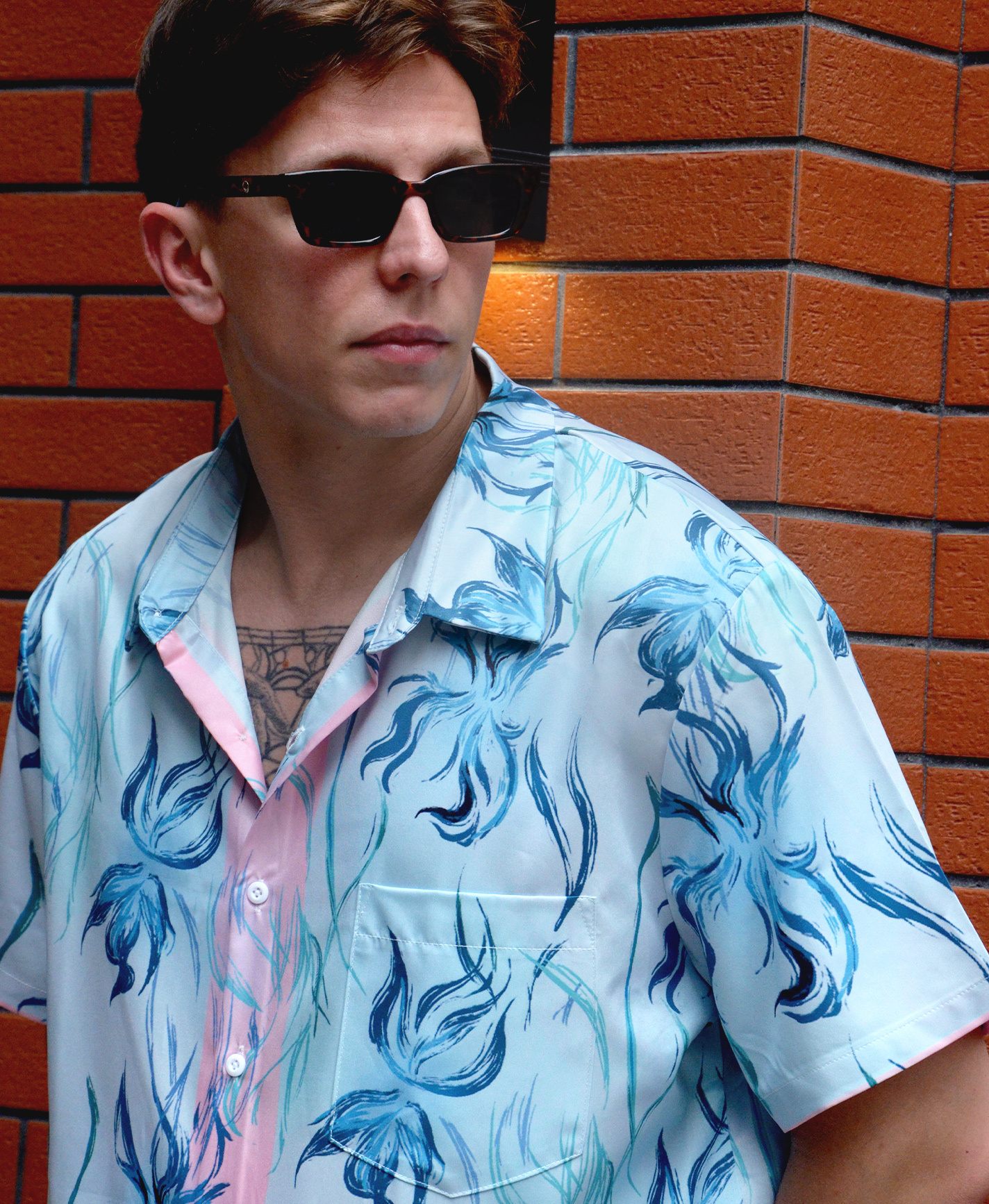 Men's Floral Print Short Sleeve Button Down Shirt, Blue and Pink Hawaiian Pattern, Casual Summer Wear