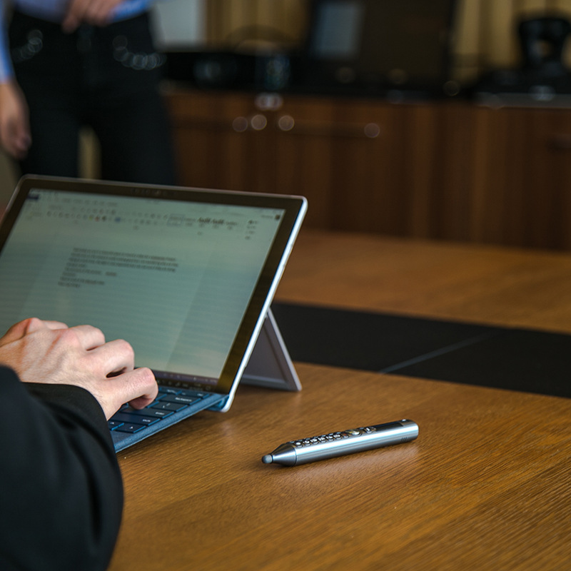 Zanco Smart Pen - un stilou inteligent miniatură cu funcții de telefon mobil, creion laser, înregist