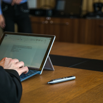 Zanco Smart Pen - un stilou inteligent miniatură cu funcții de telefon mobil, creion laser, înregist