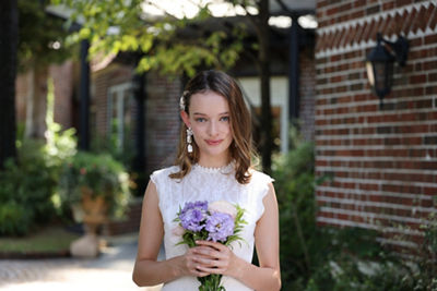 RF24-105mm F2.8 L IS USM Z - Bride Outside Holding Flowers